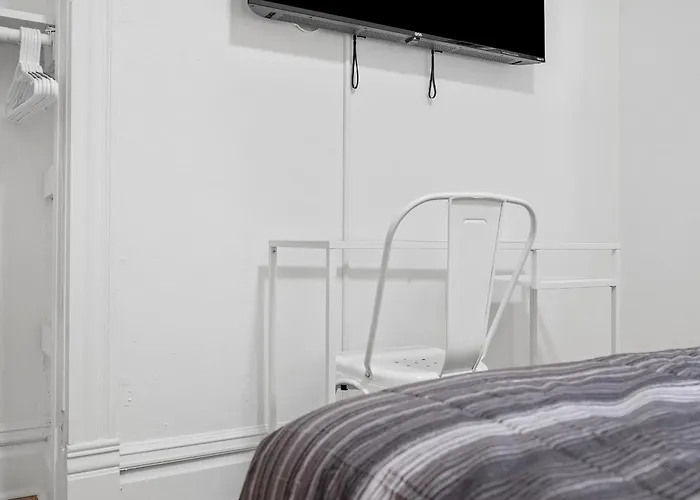Shadyside 1d Stylish And Cozy Private Bedroom With Shared Bathroom *